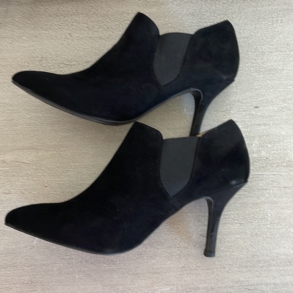 Ann Marino By Bettye Muller Black Heel Ankle Booties, Size 7 - Picture 5 of 9